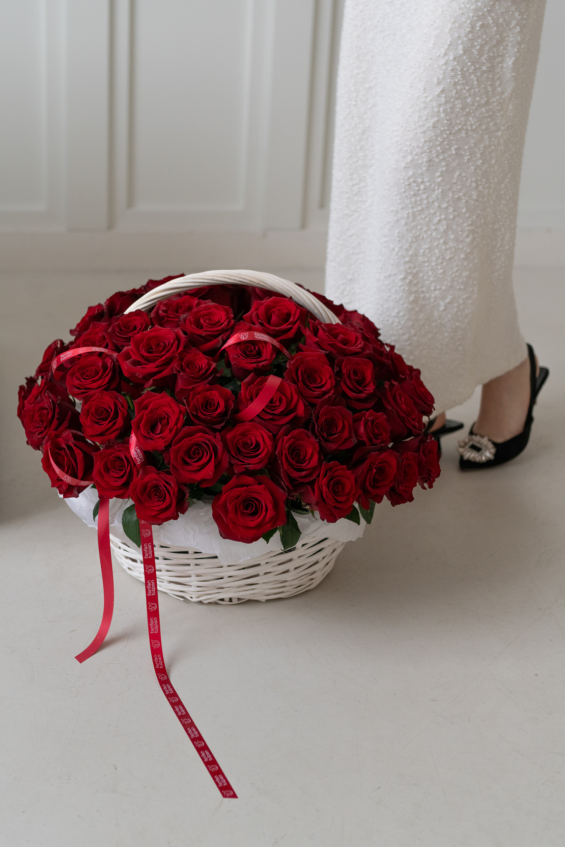 Большая корзина из роз Essence Explorer