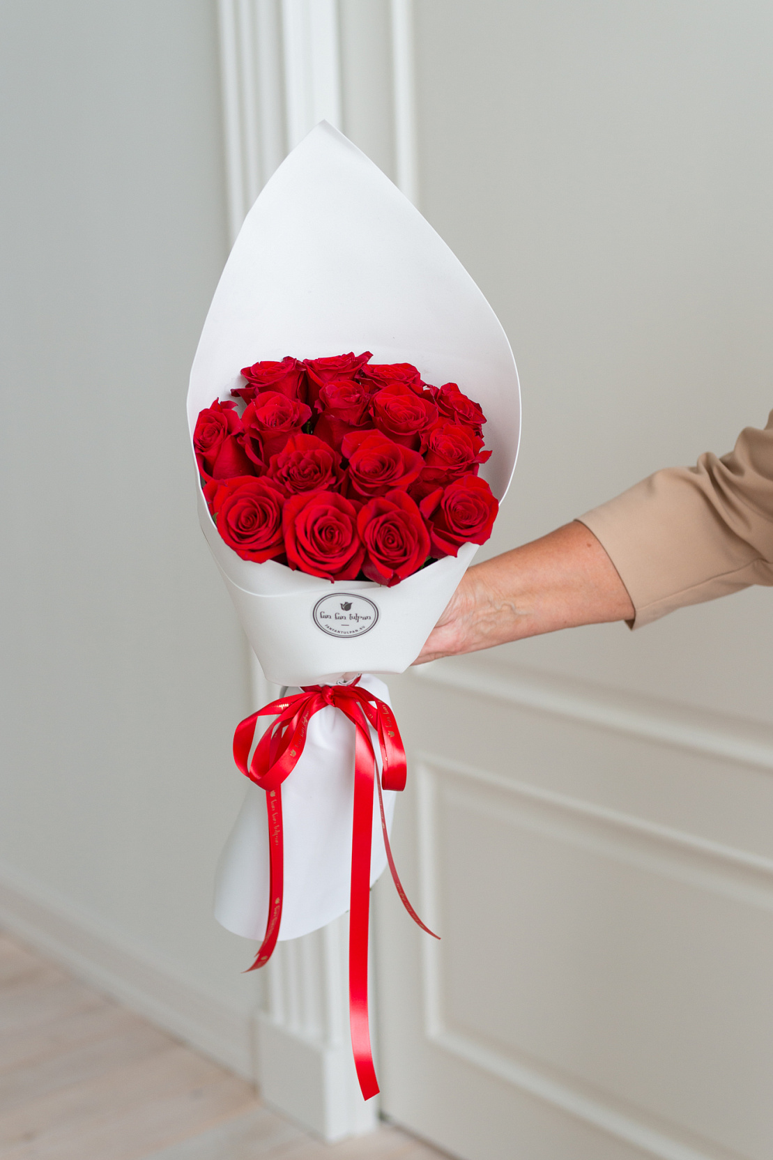 Букет из красных роз Деми Мур